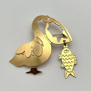 Vintage 80s Kitsch Pelican Brooch Gold Tone w/ Dangling Fish Signed © NI Novelty